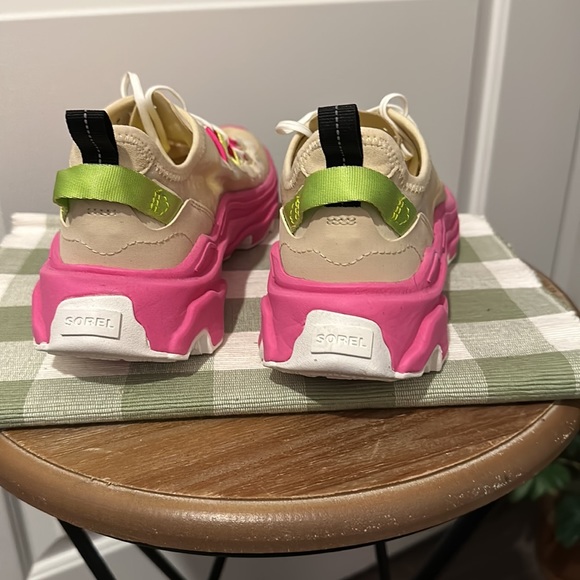 Sorel, Women’s Kinetic Breakthru Tech Sneaker, size 9.5 - Picture 3 of 13